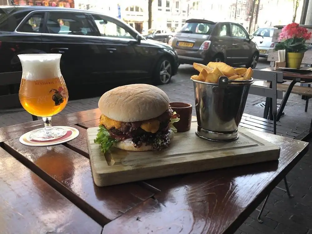 Brakke Burger op tafel
