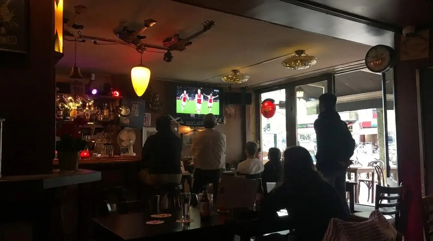 Wedstrijd op het scherm bij Café Brakke